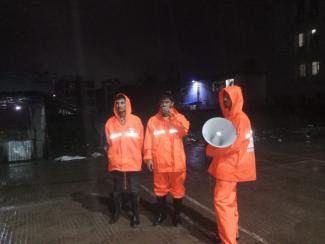 Using megaphones, volunteers conduct awareness campaigns in vulnerable areas in Cox’s Bazar amidst heavy rainfall and other cascading hazards such as flash floods and landslides.