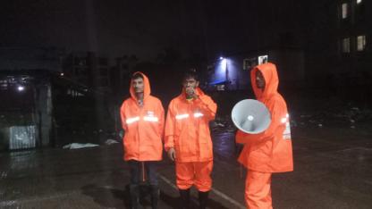 Using megaphones, volunteers conduct awareness campaigns in vulnerable areas in Cox’s Bazar amidst heavy rainfall and other cascading hazards such as flash floods and landslides.
